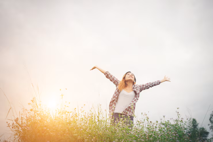 young-beautiful-hipster-woman-flower-field-sunset-freed_1150-853